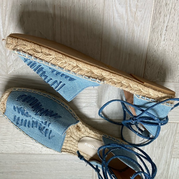 NWOT CHINESE LAUNDRY DENIM LACE UP ESPADRILLES - Picture 2 of 3